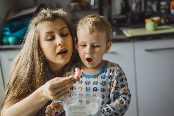 Niño Niño Pijama Por Mañana Con Mamá Cocinando Pastel Manzana — Foto de Stock