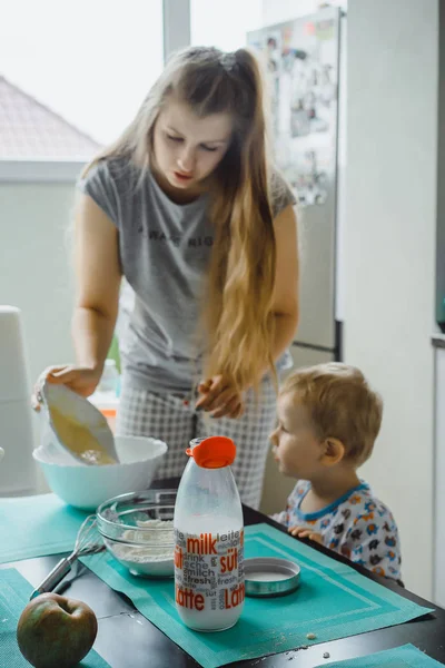 Çocuk Pijamalı Annesi Mutfakta Elmalı Turta Pişiriyor Oyuncaklarla Oynuyor — Stok fotoğraf