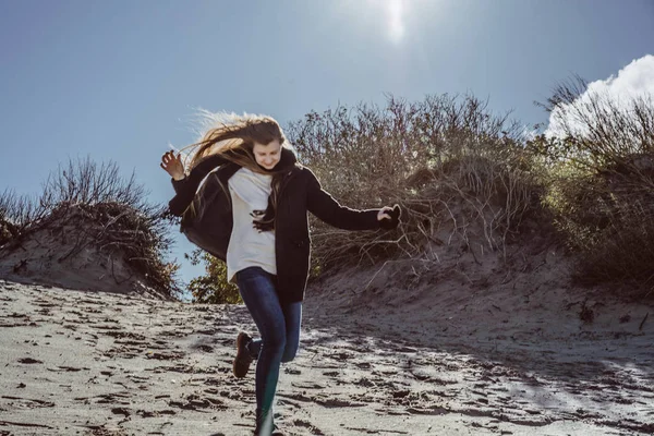 Menina Com Cabelos Longos Uma Jaqueta Quente Andando Longo Praia — Fotografia de Stock