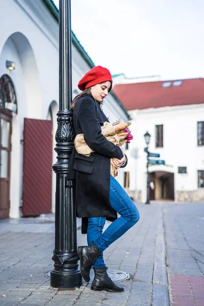 Mooi Meisje Française Brunette Een Rode Baret Een Zwarte Jas — Stockfoto