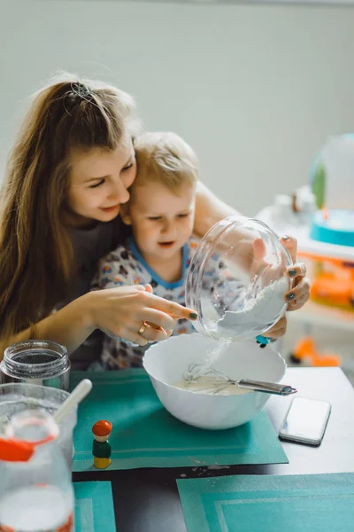 Ragazzo Bambino Pigiama Mattino Con Mamma Cucinare Torta Mele Cucina — Foto Stock