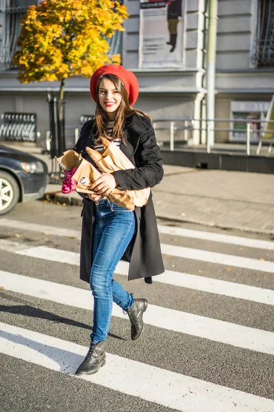 Krásná Mladá Dívka Francouzka Brunetka Červený Baret Černý Kabát Jde — Stock fotografie