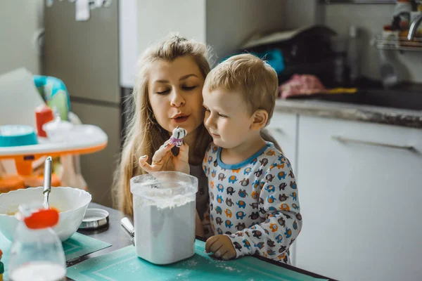 Pojke Barn Pyjamas Morgonen Med Mamma Matlagning Äppelpaj Köket Och — Stockfoto