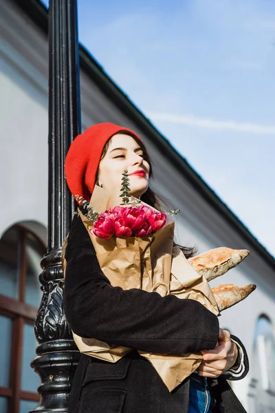 Young Beautiful Girl Frenchwoman Brunette Red Beret Black Coat Goes — Stock Photo, Image