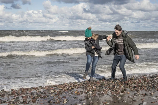 Ein Junges Verliebtes Paar Verbringt Die Wochenenden Der Küste Der — Stockfoto