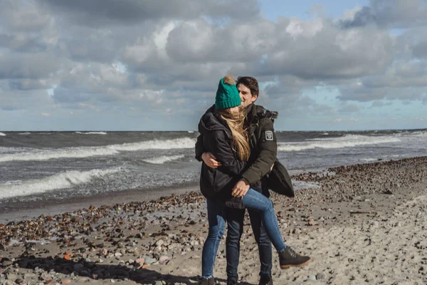 Jovem Casal Apaixonado Passar Fins Semana Costa Mar Báltico Frio — Fotografia de Stock