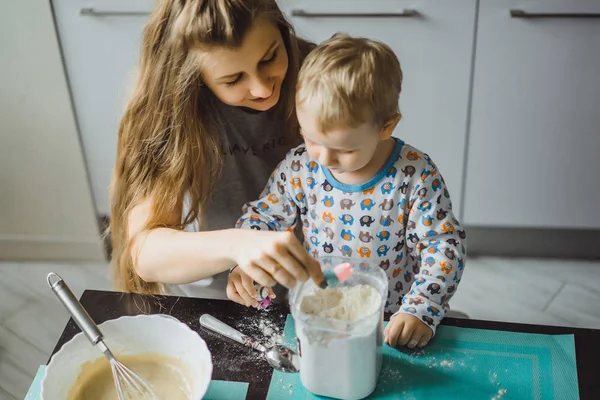 Αγόρι Παιδί Πιτζάμες Πρωί Μαμά Μαγειρεύει Μηλόπιτα Στην Κουζίνα Και — Φωτογραφία Αρχείου
