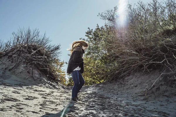 Sıcak Bir Ceket Uzun Saçlı Kız Soğuk Baltık Denizi Sahil — Stok fotoğraf