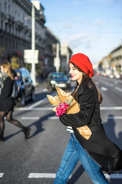 Krásná Mladá Dívka Francouzka Brunetka Červený Baret Černý Kabát Jde — Stock fotografie