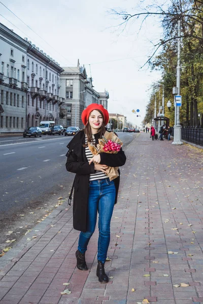 Młoda Piękna Dziewczyna Francuzka Brunetka Czerwony Beret Czarny Płaszcz Idzie — Zdjęcie stockowe