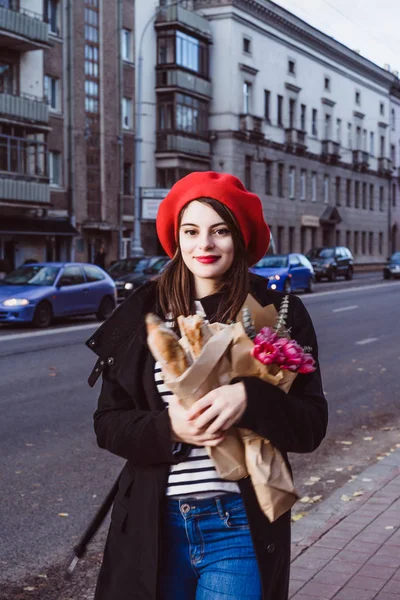 Young Beautiful Girl Frenchwoman Brunette Red Beret Black Coat Goes — Stock Photo, Image