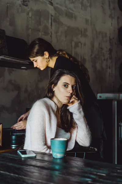 Vacker Brunett Tjej Med Ett Charmigt Leende Och Uttrycksfulla Bruna — Stockfoto