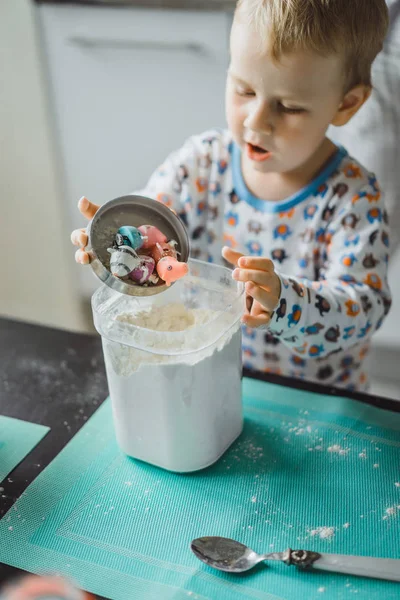 朝のパジャマの男の子と台所でアップルパイを調理しおもちゃで遊ぶ — ストック写真