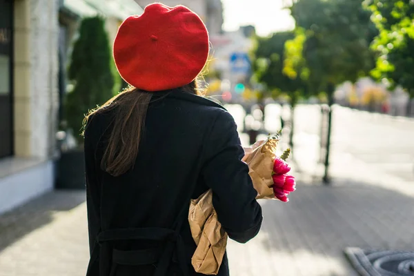 Mooi Meisje Française Brunette Een Rode Baret Een Zwarte Jas — Stockfoto