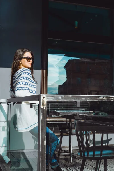 Mooie Brunette Meisje Zonnebrillen Gezellige Gebreide Pullover Poseren Terras Van — Stockfoto