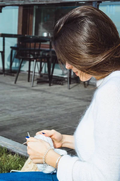 Schöne Brünette Mädchen Mit Langen Haaren Ist Stricken Einem Stadtcafé — Stockfoto