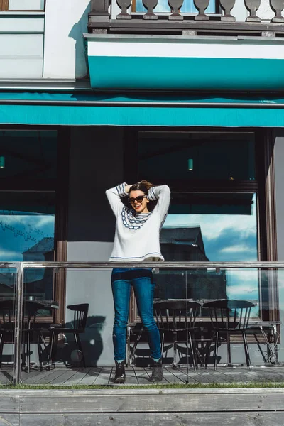 Bela Menina Morena Óculos Sol Pulôver Malha Acolhedor Posando Terraço — Fotografia de Stock