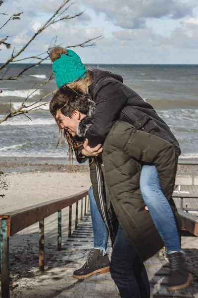 Ett Ungt Par Kärlek Spendera Helger Kusten Kallt Östersjön Sandstrand — Stockfoto