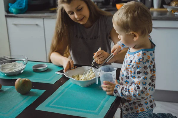 Niño Niño Pijama Por Mañana Con Mamá Cocinando Pastel Manzana — Foto de Stock