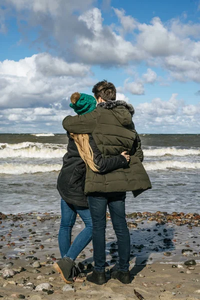 Молодая Пара Влюбленных Проводит Выходные Побережье Холодного Балтийского Моря Песчаный — стоковое фото