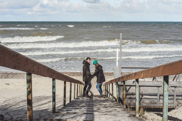 Ein Junges Verliebtes Paar Verbringt Die Wochenenden Der Küste Der — Stockfoto