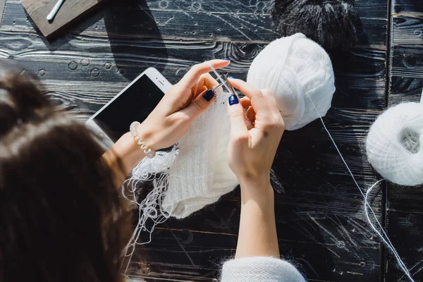 Schöne Brünette Mädchen Mit Langen Haaren Ist Stricken Einem Stadtcafé — Stockfoto