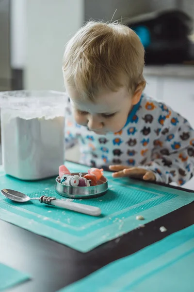 朝のパジャマの男の子と台所でアップルパイを調理しおもちゃで遊ぶ — ストック写真