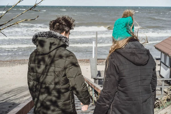 Een Jong Koppel Verliefd Weekend Doorbrengen Aan Kust Van Oostzee — Stockfoto