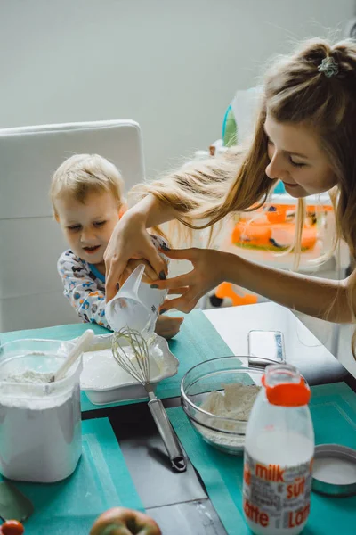 Jongen Kind Pyjama Ochtend Met Mam Koken Appeltaart Keuken Spelen — Stockfoto