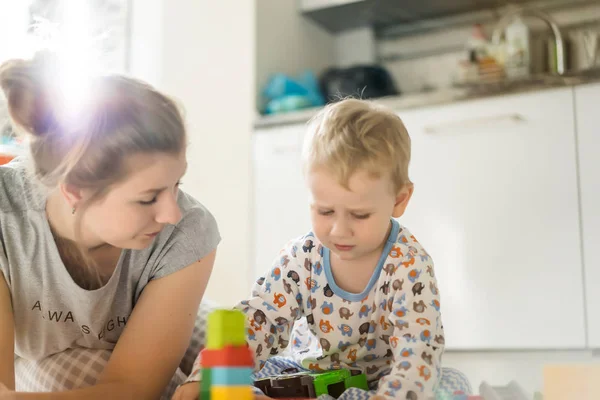 Bambino Ragazzo Che Gioca Con Madre Kit Costruzione Bambini Colori — Foto Stock