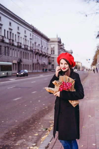 Młoda Piękna Dziewczyna Francuzka Brunetka Czerwony Beret Czarny Płaszcz Idzie — Zdjęcie stockowe