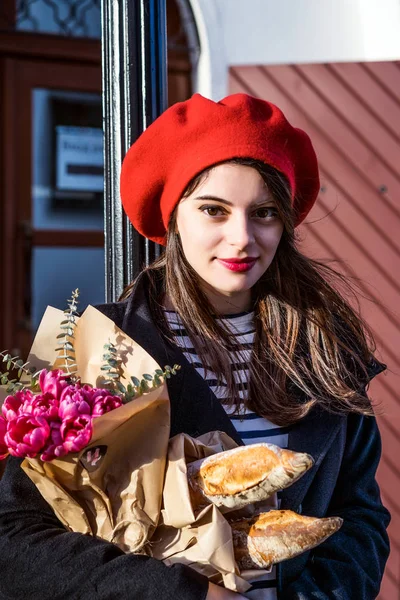 Ung Vacker Flicka Fransyska Brunett Röd Basker Och Svart Kappa — Stockfoto