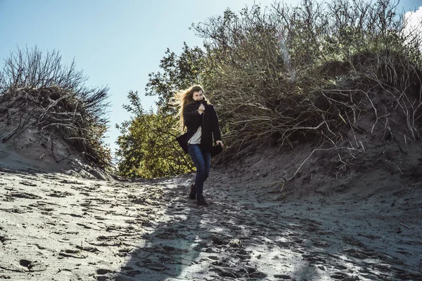 Menina Com Cabelos Longos Uma Jaqueta Quente Andando Longo Praia — Fotografia de Stock
