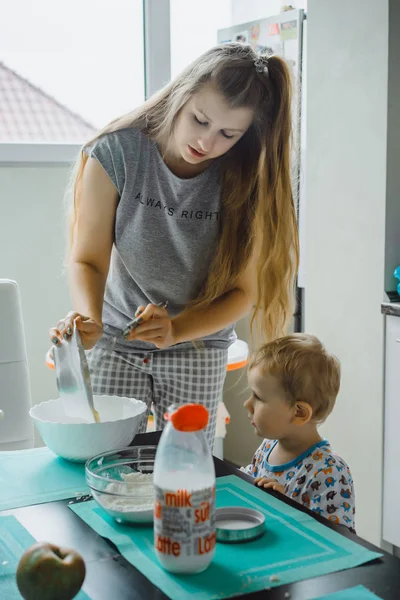 Chłopiec Dziecko Piżamie Rano Mama Gotowanie Szarlotka Kuchni Zabawy Zabawkami — Zdjęcie stockowe