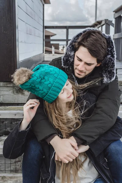 Ett Ungt Par Kärlek Spendera Helger Kusten Kallt Östersjön Sandstrand — Stockfoto