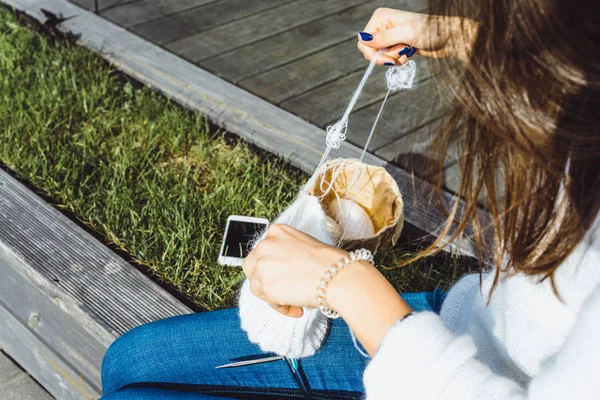 Schöne Brünette Mädchen Mit Langen Haaren Ist Stricken Einem Stadtcafé — Stockfoto