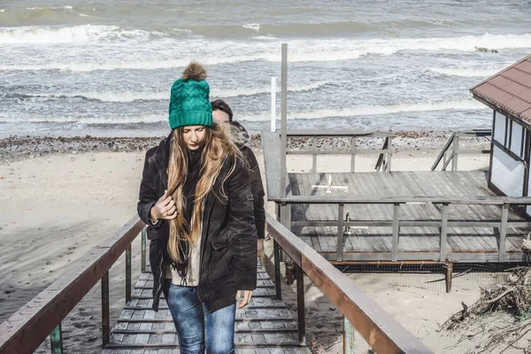 Jeune Couple Amoureux Passe Week End Sur Côte Mer Baltique — Photo