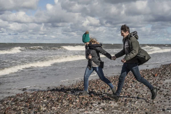 Una Joven Pareja Enamorada Pasar Los Fines Semana Costa Del — Foto de Stock