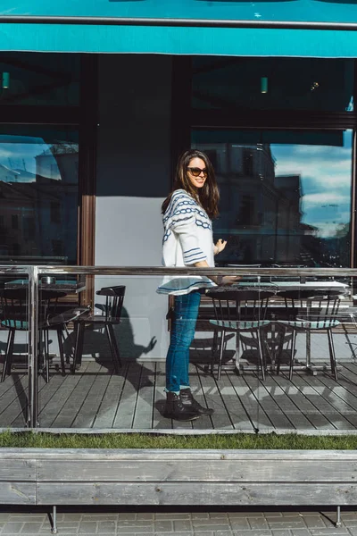 Bela Menina Morena Óculos Sol Pulôver Malha Acolhedor Posando Terraço — Fotografia de Stock