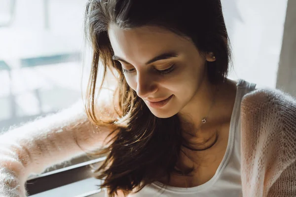 Mooie Brunette Meisje Met Lange Haren Betrokken Bij Breien Een — Stockfoto