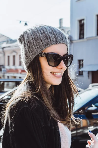 Uma Linda Garota Morena Óculos Sol Boné Malha Sorriso Bonito — Fotografia de Stock