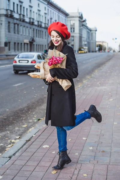 Όμορφη Κοπέλα Μελαχρινή Γαλλίδα Κόκκινα Μπερέ Και Ένα Μαύρο Παλτό — Φωτογραφία Αρχείου