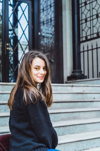 Chica Morena Corre Por Las Escaleras Ciudad Sonríe —  Fotos de Stock