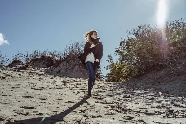 Meisje Met Lang Haar Een Warme Jas Wandelen Langs Het — Stockfoto