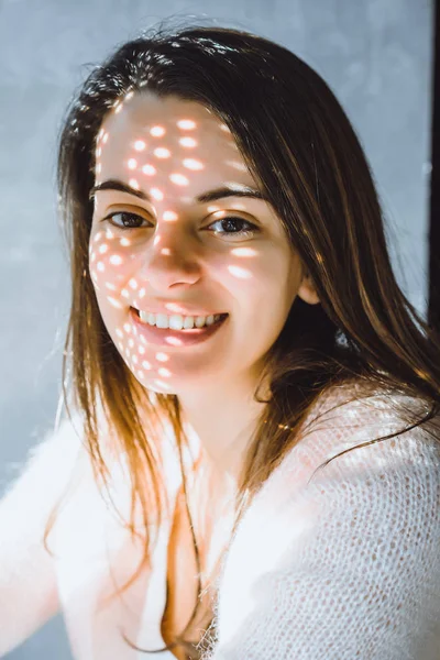 Hermosa Chica Morena Con Expresivos Ojos Marrones Encantadora Sonrisa Linda — Foto de Stock