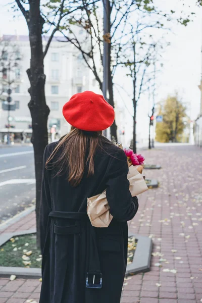 Joven Hermosa Chica Francesa Morena Una Boina Roja Abrigo Negro — Foto de Stock