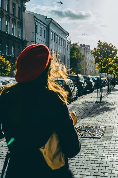 Mooi Meisje Française Brunette Een Rode Baret Een Zwarte Jas — Stockfoto