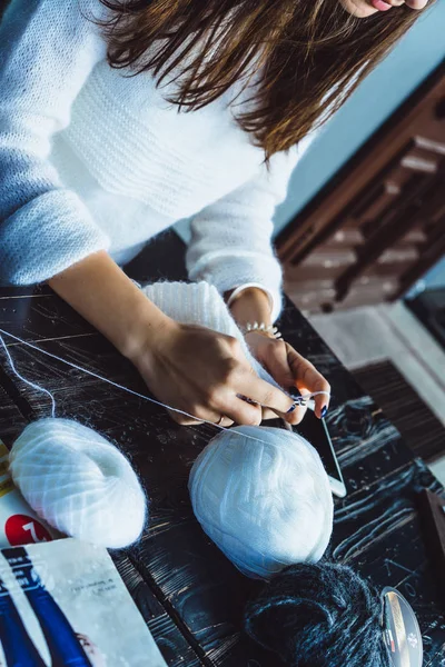 Schöne Brünette Mädchen Mit Langen Haaren Ist Stricken Einem Stadtcafé — Stockfoto