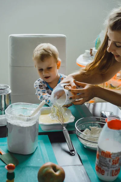 Chłopiec Dziecko Piżamie Rano Mama Gotowanie Szarlotka Kuchni Zabawy Zabawkami — Zdjęcie stockowe