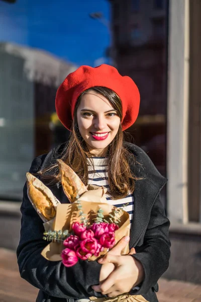 Όμορφη Κοπέλα Μελαχρινή Γαλλίδα Κόκκινα Μπερέ Και Ένα Μαύρο Παλτό — Φωτογραφία Αρχείου